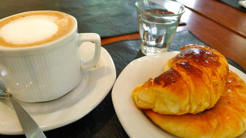 El café, mejor con tostadas: la docena de medialunas podría irse a $120