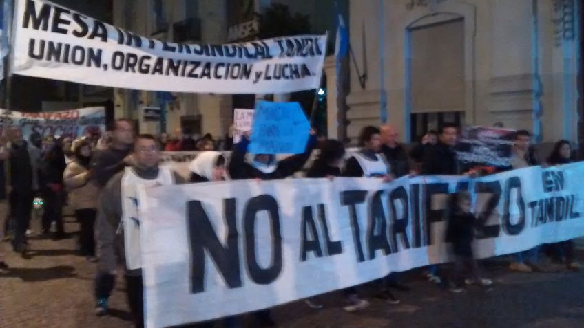 Multitudinaria marcha contra "el tarifazo"