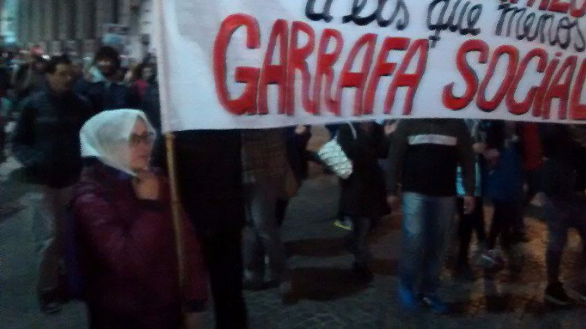 Contra el tarifazo, de pañuelos blancos