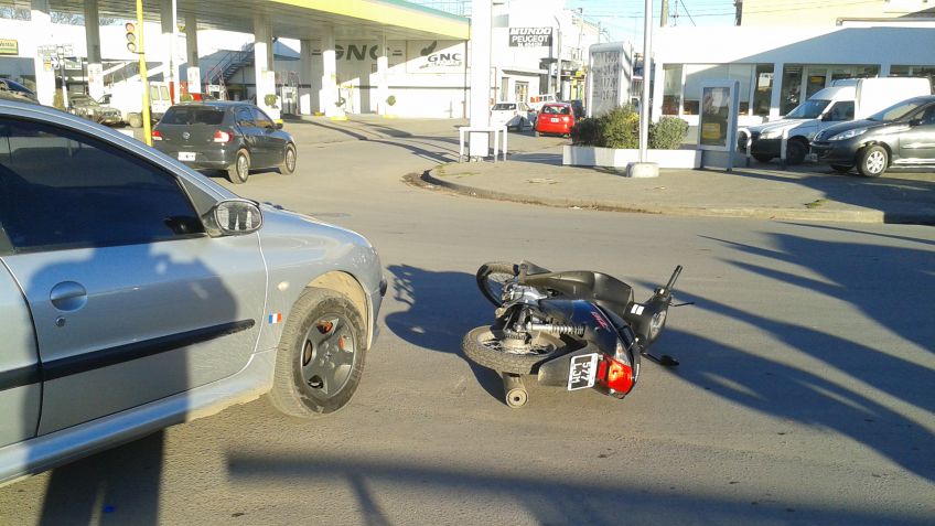 Choque entre auto y moto deja a una mujer herida