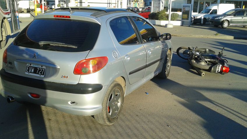 Choque entre auto y moto deja a una mujer herida