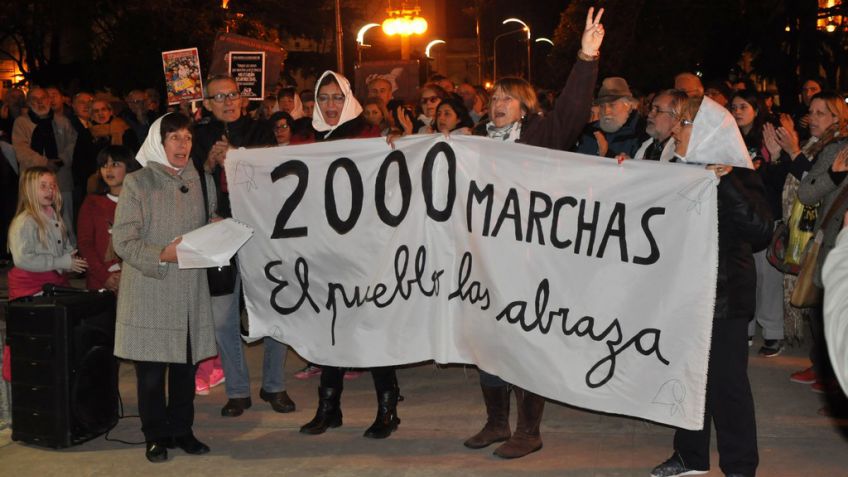 "Madres de la Plaza, Tandil las abraza"
