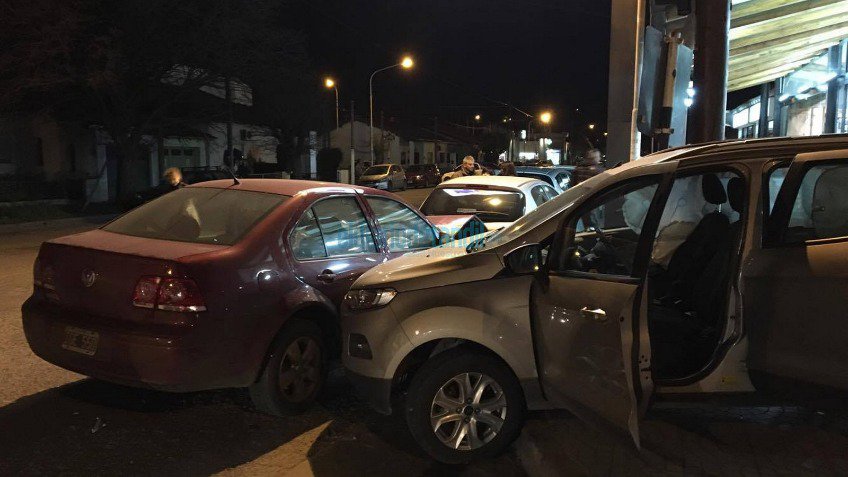Duro choque involucró a tres vehículos