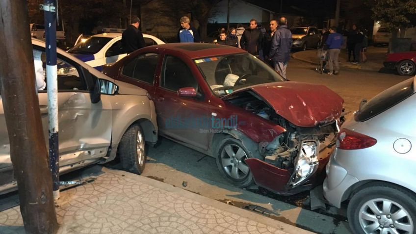 Duro choque involucró a tres vehículos