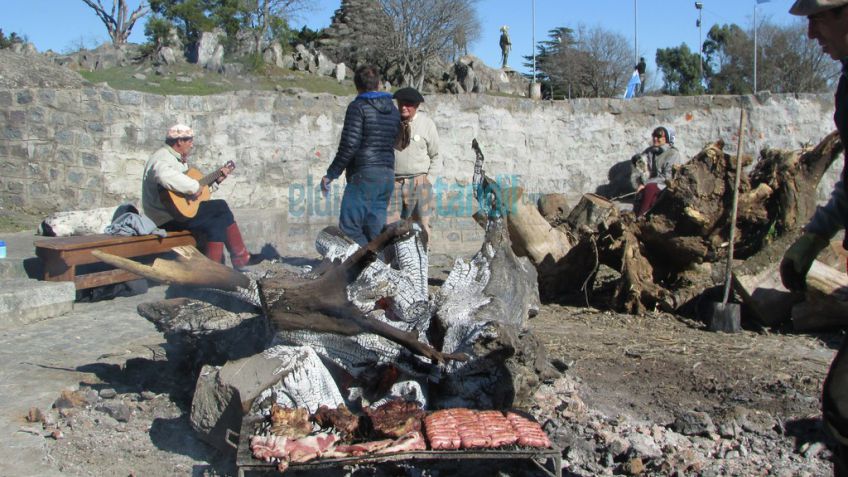 Churrasco y fogata en la guardia de honor al Libertador