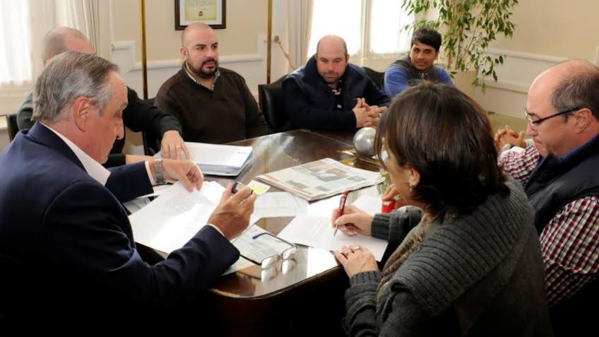 Lunghi firmó el contrato para realizar las refacciones en la Escuela 1