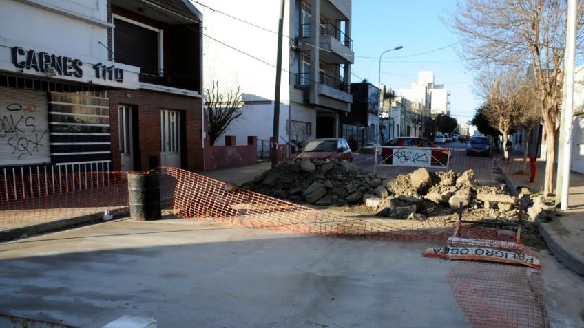 Bacheos por aquí, cordón cuneta por allá