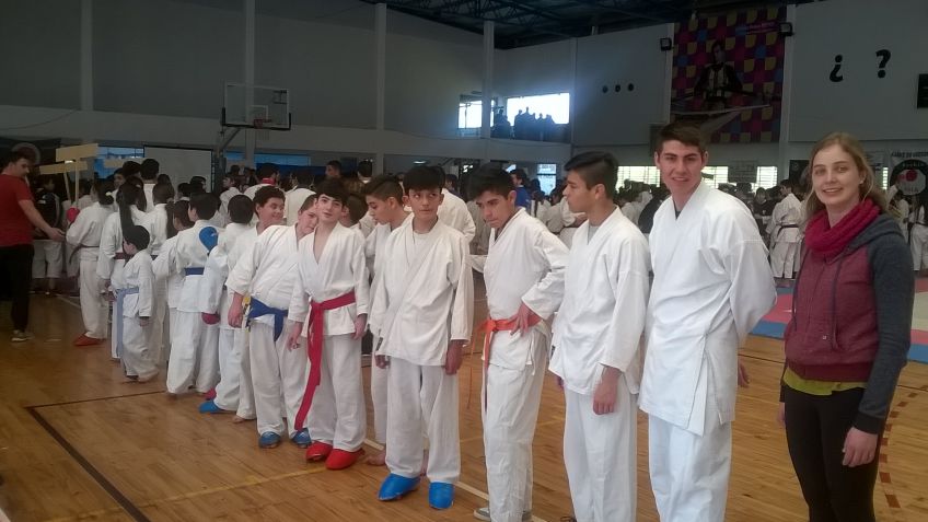 Karatecas de Uni Barrial y La  Tribu campeones provinciales