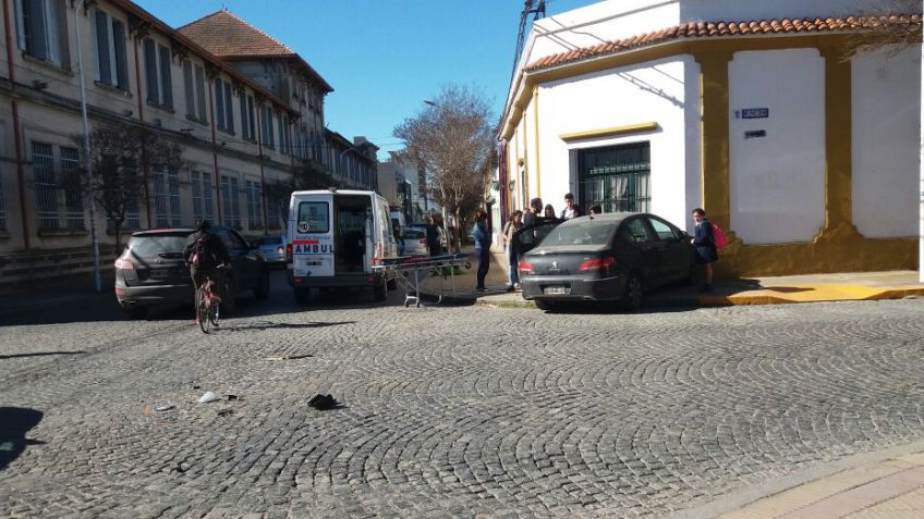 Colectivo y coche colisionaron en la esquina de Chacabuco y Maipú