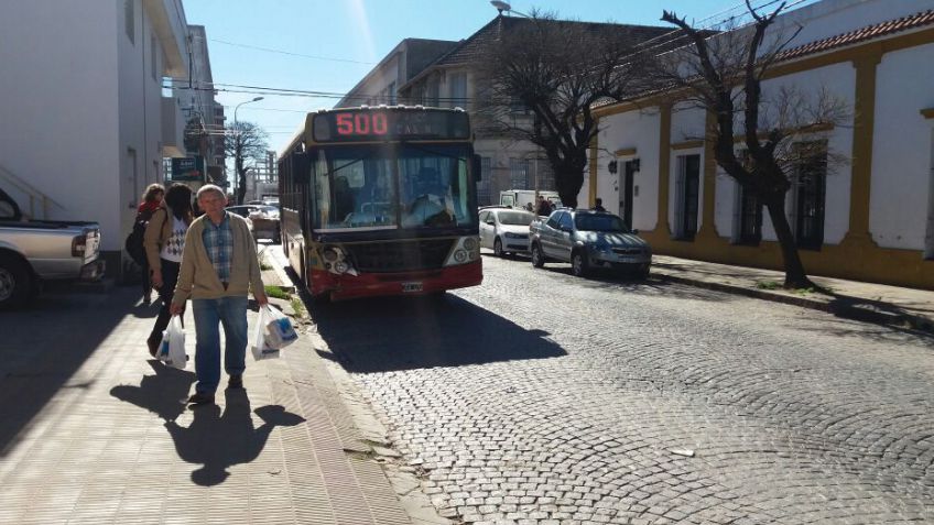Colectivo y coche colisionaron en la esquina de Chacabuco y Maipú