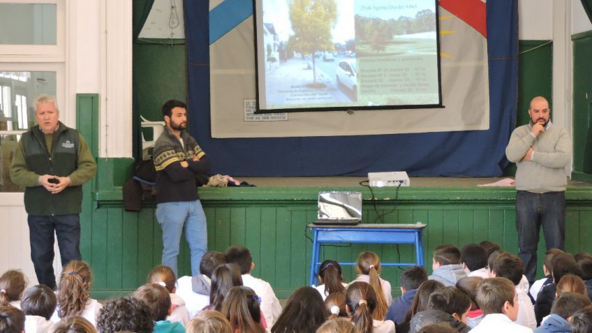 "Plantemos árboles para el planeta tierra, plantemos árboles para Tandil"