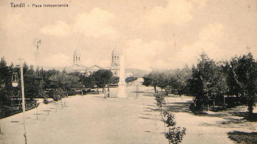La plaza allá lejos y hace tiempo