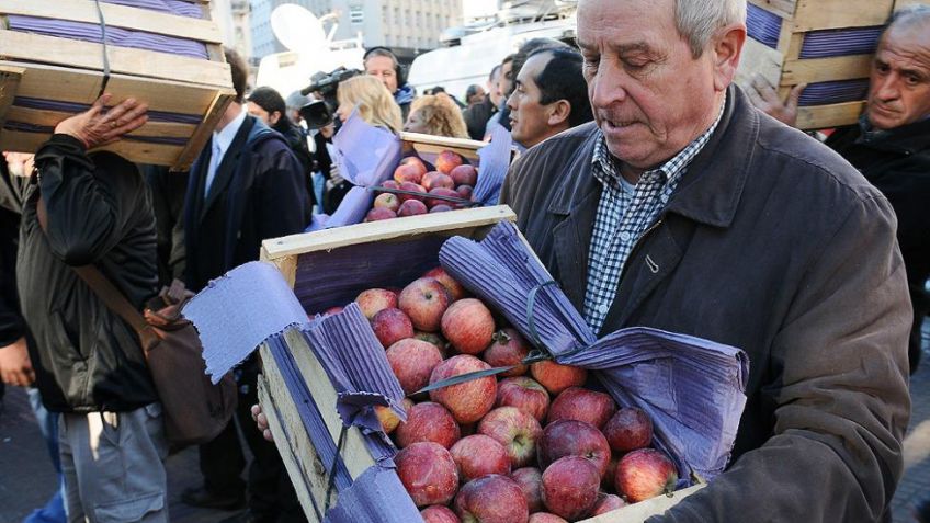Productores regalaron fruta en Plaza de Mayo en protesta por la falta de rentabilidad