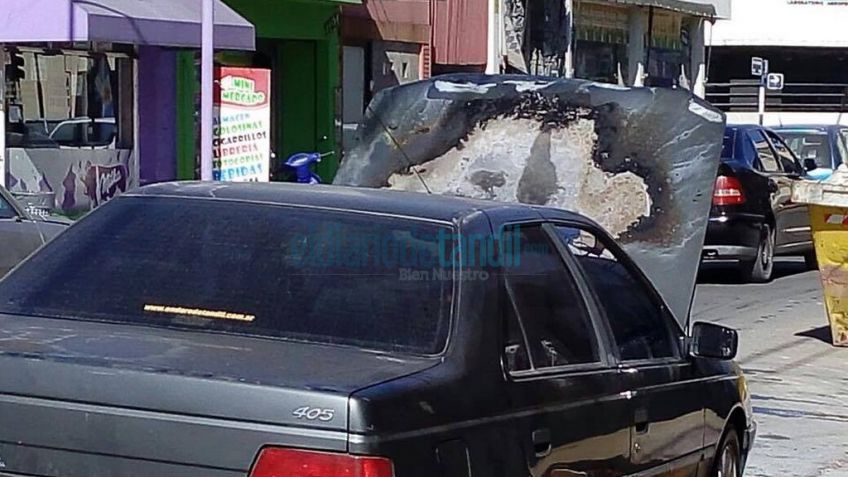 El motor de un auto agarró fuego en pleno centro