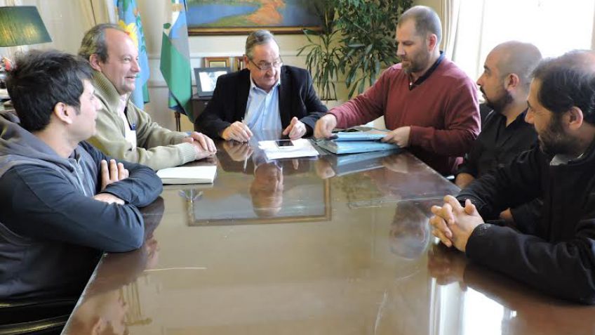Se firmó el contrato para reparar los techos de la Escuela 1