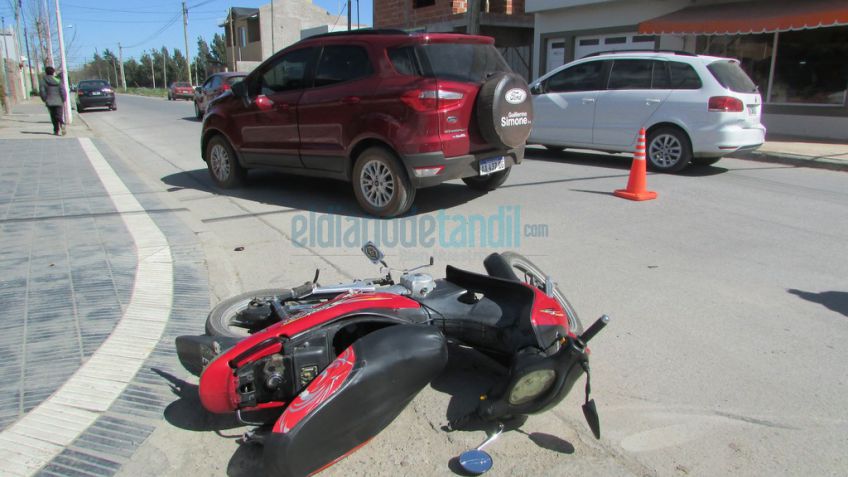 Accidente entre camioneta y moto