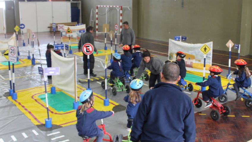 Jugando, los chicos aprenden las normas de tránsito