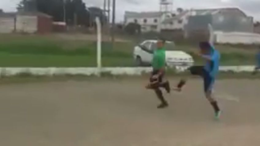 Video: así intentan agredir a un árbitro en el fútbol local
