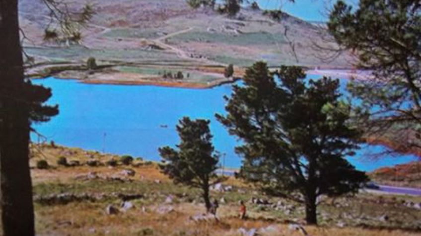 El lago virgen de construcciones en las faldas de las sierras