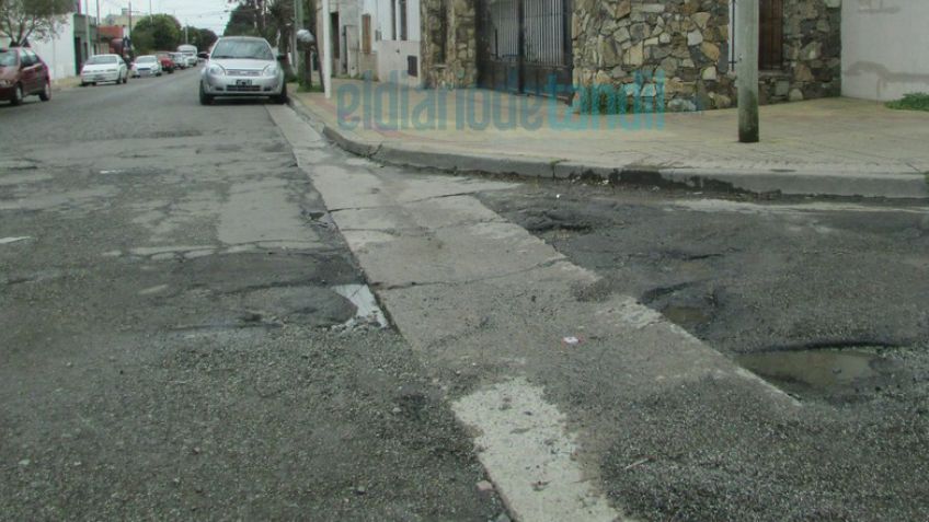 El agua volvió a hacer estragos con el asfalto tandilense