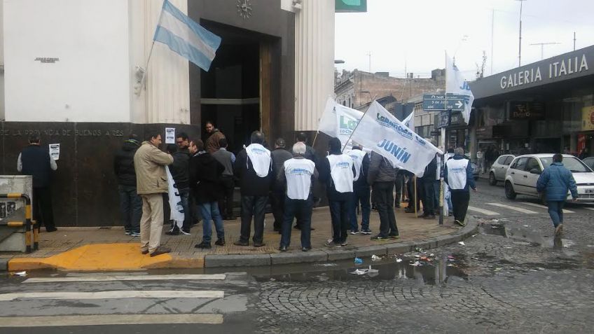 Abrazo al Banco Provincia con sirenas, petardos y reclamos
