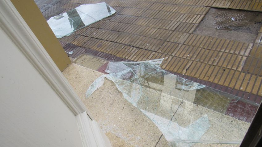 ¡Un peligro!: el temporal "vuela" los vidrios de un edificio céntrico