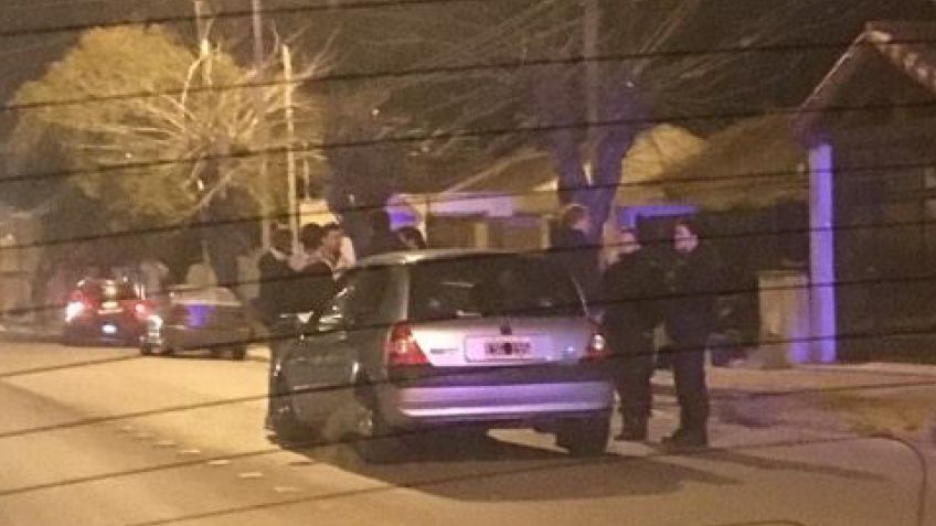 Fuerte choque entre un auto y una camioneta 