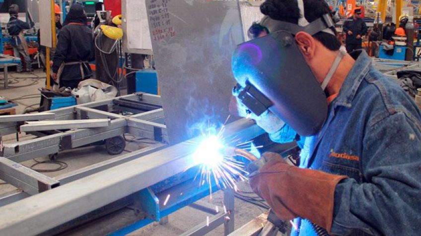 La actividad industrial cayó casi 5,7 por ciento en agosto