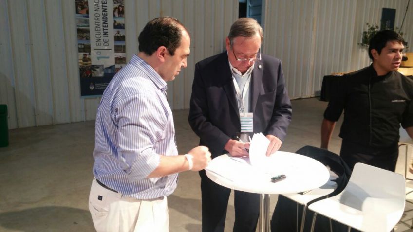 Lunghi firmó el millonario convenio para la urbanización de Movediza