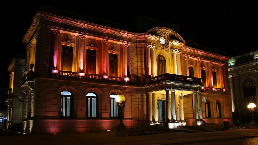 El Palacio Municipal de rosa para concientizar sobre el cáncer de mama