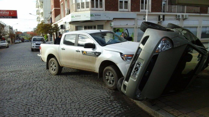 Fuerte choque con vuelco en pleno centro