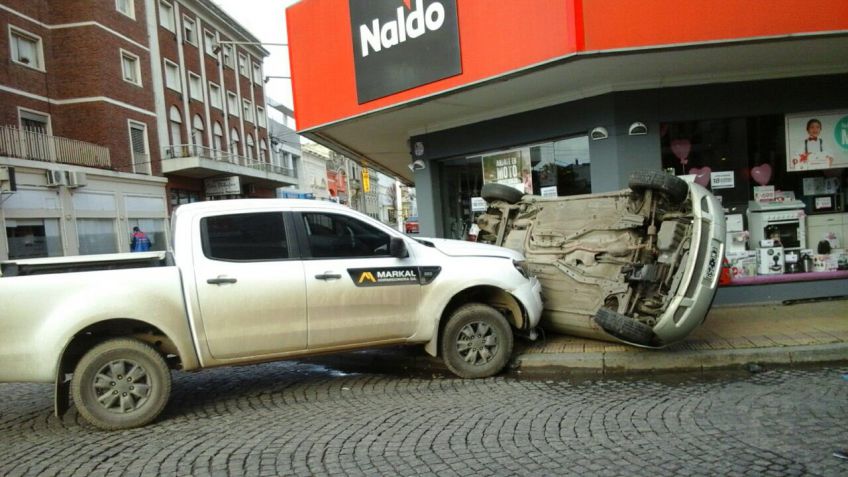 Fuerte choque con vuelco en pleno centro