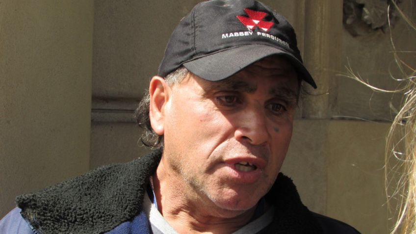 Se encadenó al Municipio porque su vecino escucha música toda la noche y no le dan soluciones