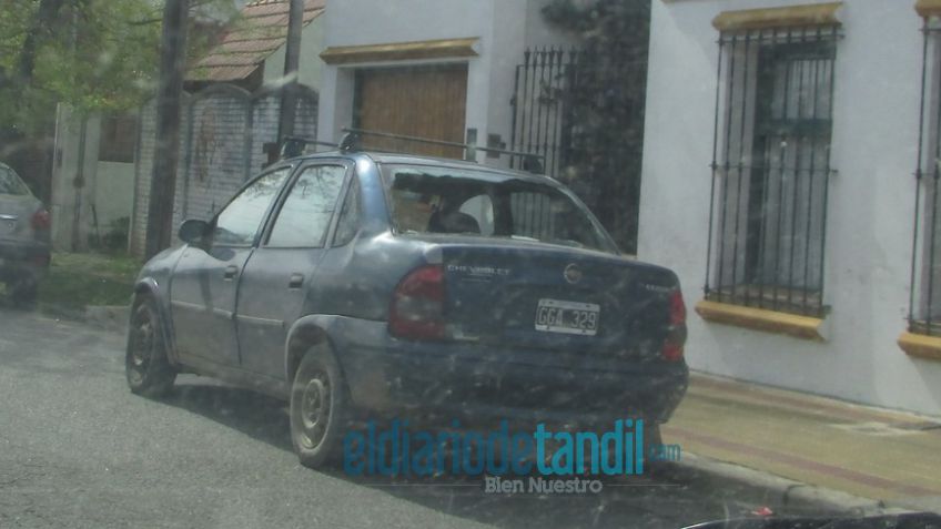 La tormenta dejó sin luneta a un vehículo