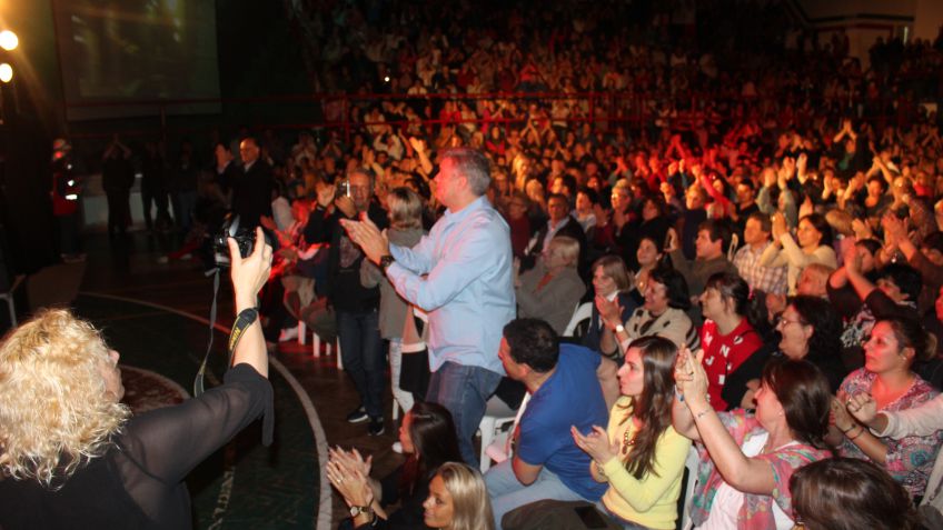 Sergio Denis hizo cantar a una multitud