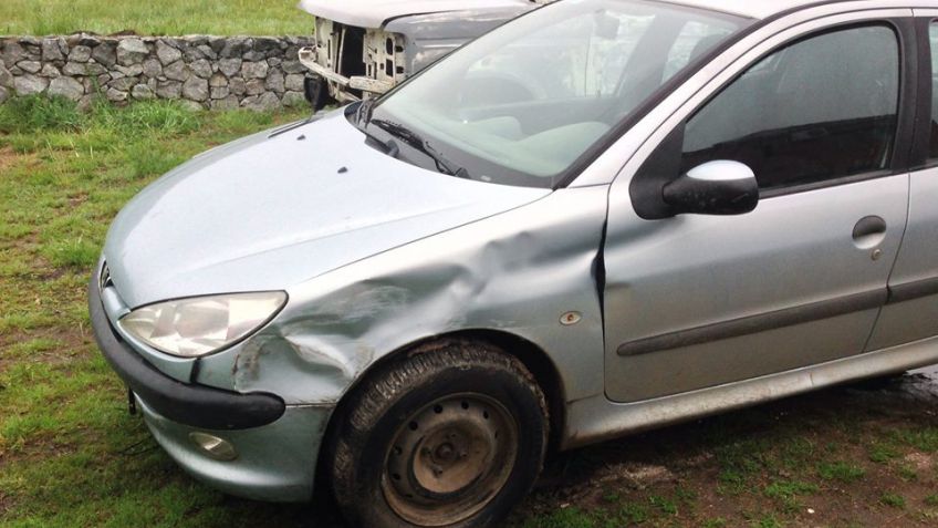 Chocó un auto y se dio a la fuga