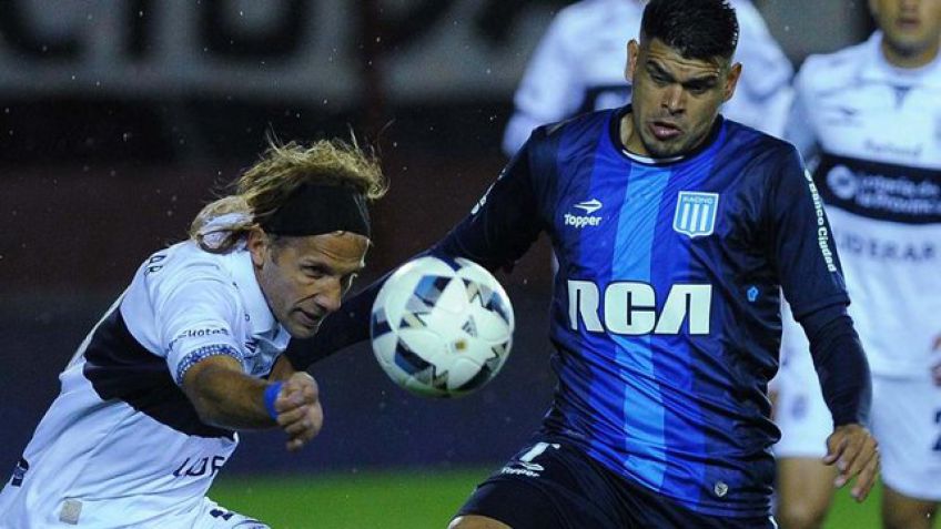 Gimnasia aprovechó un error, aguantó como pudo y eliminó a Racing 