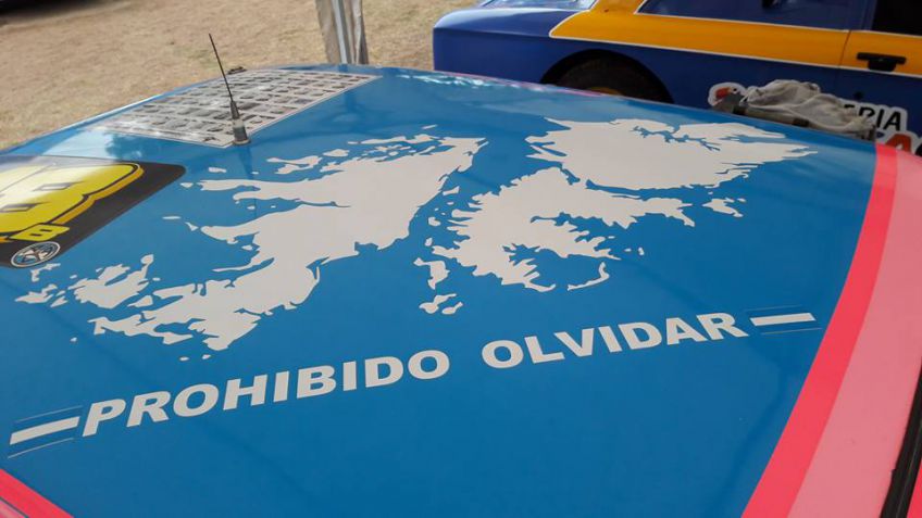 Un auto bajo la premisa de "prohibido olvidar"