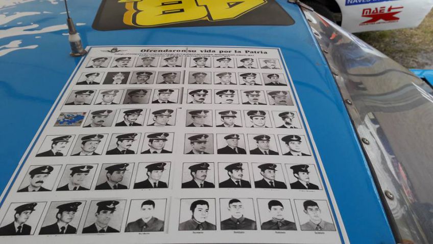 Un auto bajo la premisa de "prohibido olvidar"