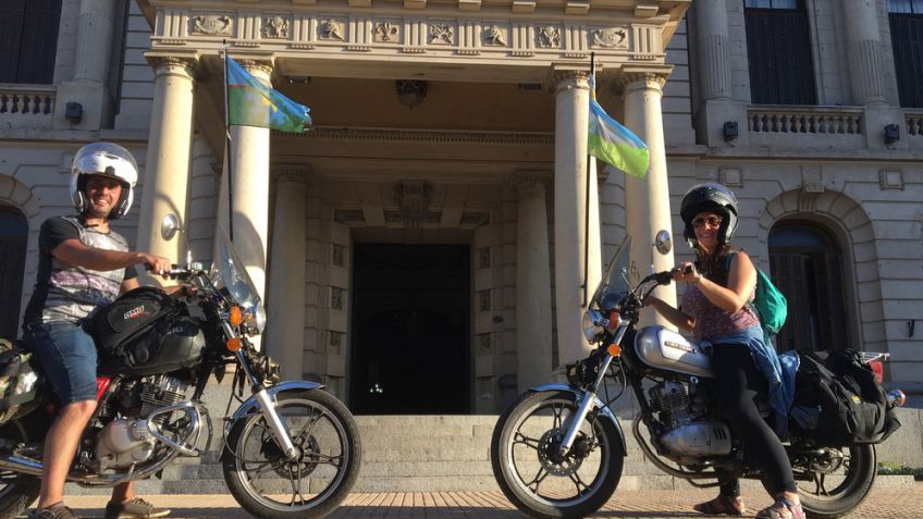 Se conocieron, se enamoraron y ahora recorren el país en moto