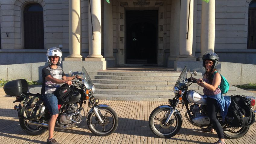 Se conocieron, se enamoraron y ahora recorren el país en moto