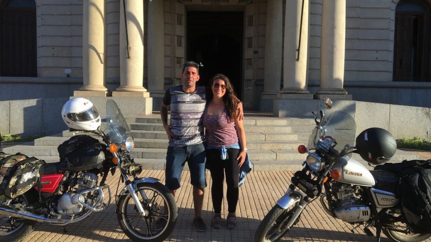 Se conocieron, se enamoraron y ahora recorren el país en moto