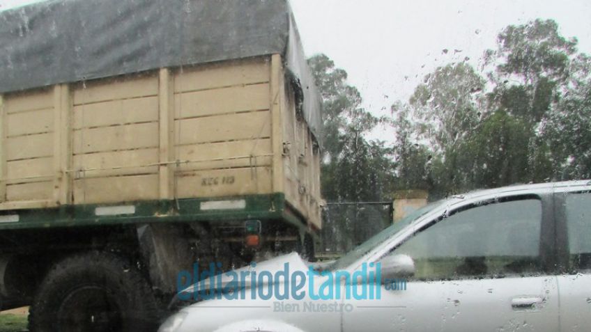 Remisero se "tragó" un camión estacionado