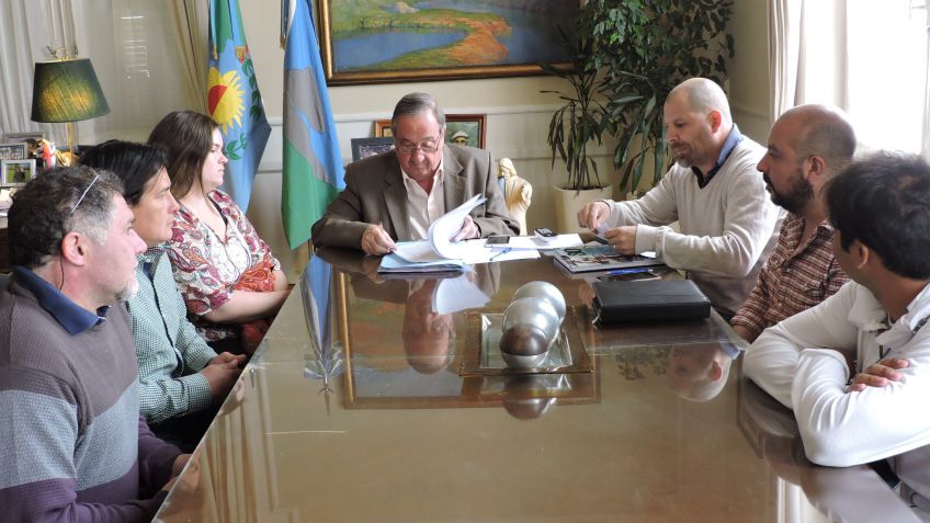 El intendente firmó el contrato para reparar los techos de la Escuela 65