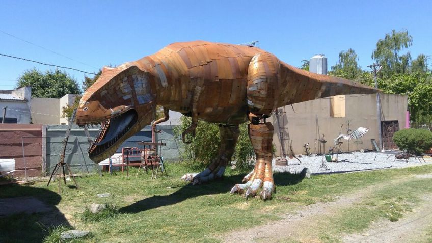 Un dinosaurio metálico, gigante y tandilense
