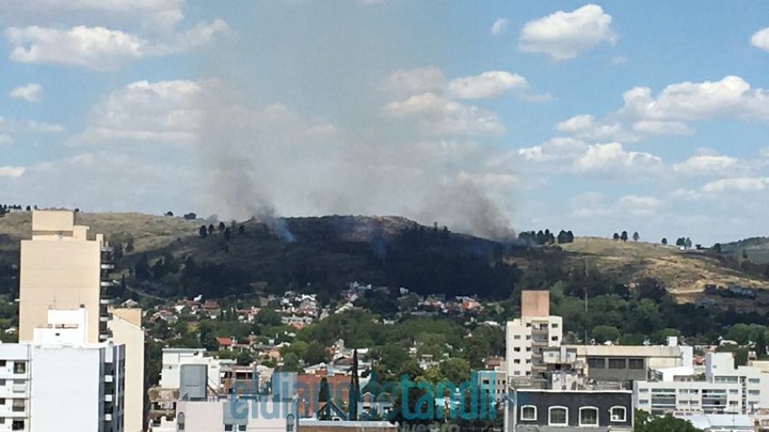 Un incendio azota las cercanías de Villa del Lago