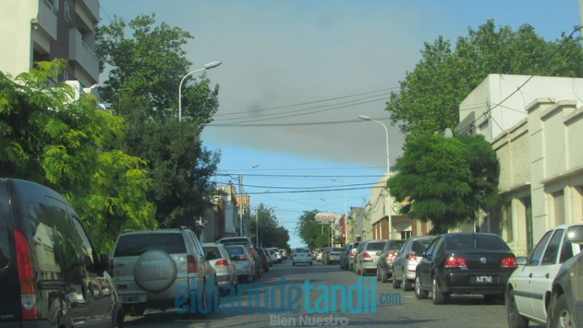 Un incendio "cortinó" de humo el cielo serrano