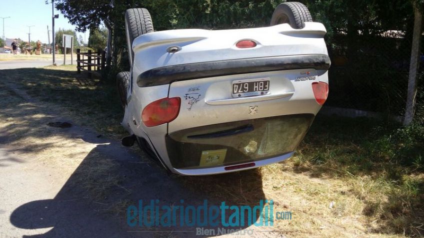 Un auto volcó en la zona del Cementerio Municipal
