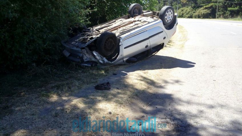 Un auto volcó en la zona del Cementerio Municipal