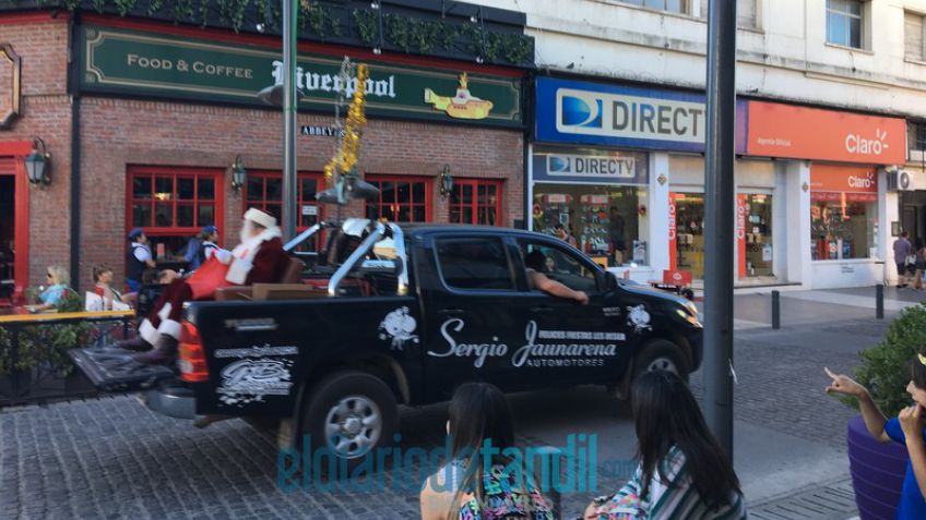 Compras navideñas y Papá Noel con caramelos